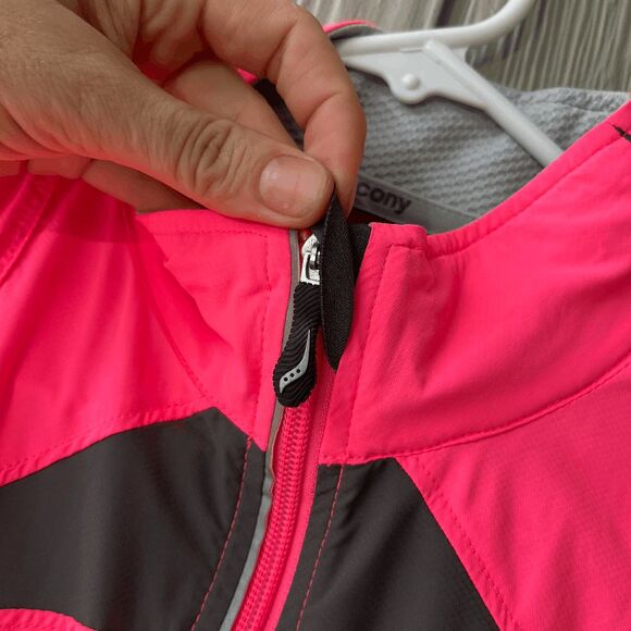 Saucony ViZiPRO Running Vest Neon Pink Reflective Windbreaker Sz M - Picture 9 of 13